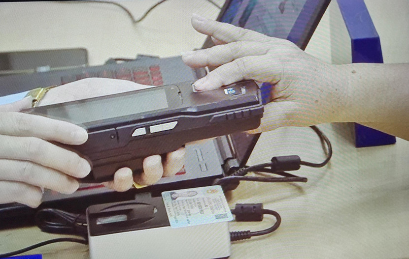 Thiết bị xác minh di động ngoài chức năng đọc thông tin trong chip điện tử thì nó có thể đối sánh sinh trắc vân tay xác định nhân thân người đi làm thủ tục hành chính