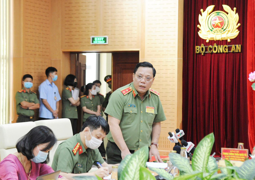 Trung tướng Nguyễn Hải Trung - Giám đốc CATP Hà Nội trả lời câu hỏi của các nhà báo