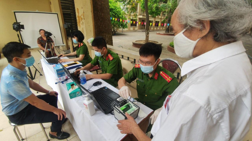 Ngay trong thời điểm diễn ra ngày hội non sông 23-5, CATP vẫn triển khai các đội hình cấp CCCD lưu động tại một số điểm bầu cử, đảm bảo tiến độ thực hiện dự án cấp CCCD gắn chip