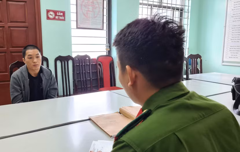 Cơ quan CSĐT - CAQ Bắc Từ Liêm ghi lời khai đối tượng Vàng A Thống