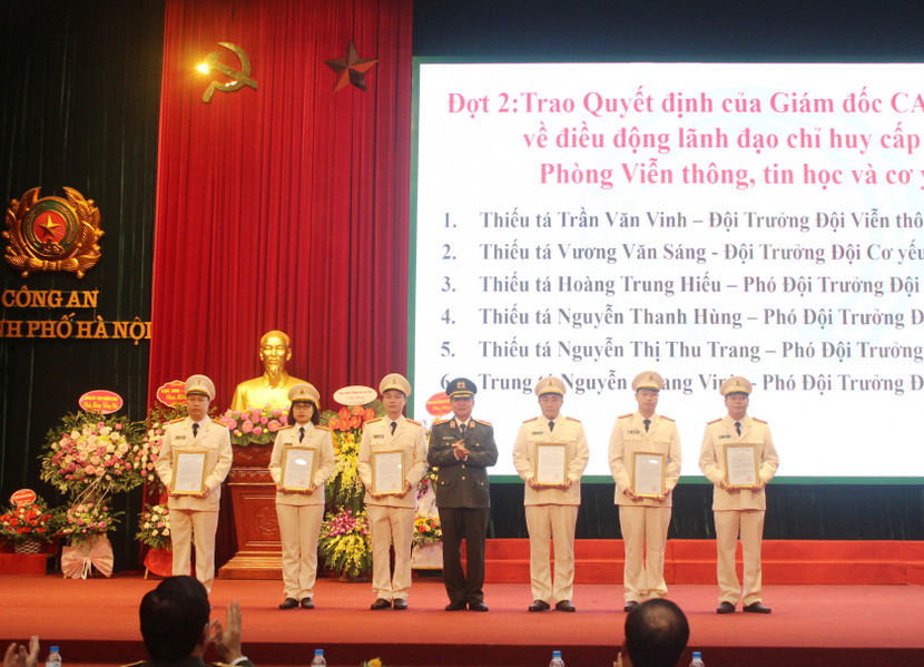 Thiếu tướng Đào Thanh Hải, Phó Bí thư Đảng ủy, Phó Giám đốc CATP trao quyết định bổ nhiệm chức danh Đội trưởng, Đội phó các đội nghiệp vụ thuộc Phòng Viễn thông tin học và cơ yếu Thiếu tướng Đào Thanh Hải, Phó Bí thư Đảng ủy, Phó Giám đốc CATP trao quyết định bổ nhiệm chức danh Đội trưởng, Đội phó các đội nghiệp vụ thuộc Phòng Viễn thông tin học và cơ yếu