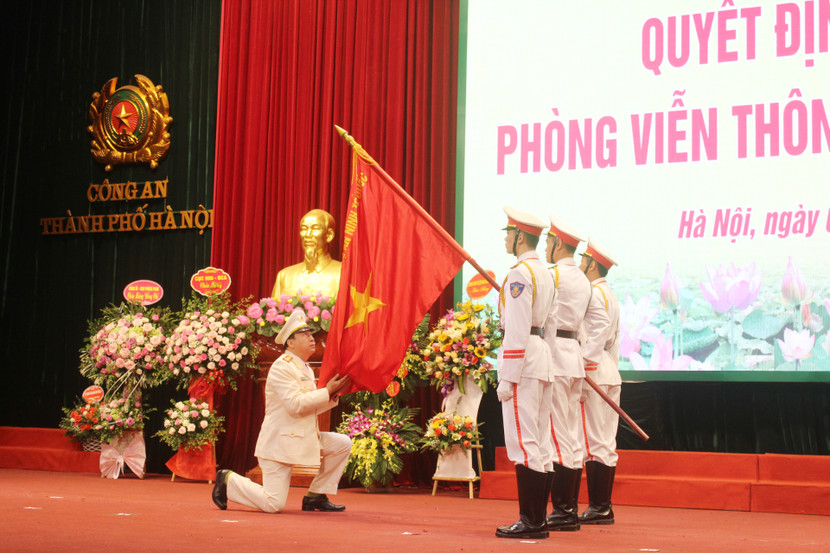 Thượng tá Nguyễn Văn Hội thay mặt chỉ huy và CBCS Phòng Viễn thông tin học tuyên thệ trước lá cờ vinh quang của Tổ quốc Thượng tá Nguyễn Văn Hội thay mặt chỉ huy và CBCS Phòng Viễn thông tin học tuyên thệ trước lá cờ vinh quang của Tổ quốc