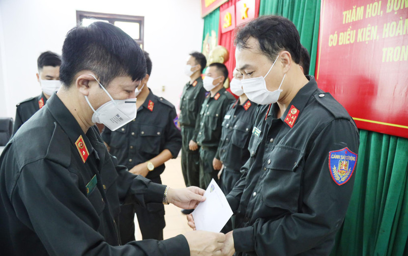 Thiếu tướng Nguyễn Ngọc Thanh, Phó Tư lệnh Bộ Tư lệnh CSCĐ tặng quà cho CBCS Trung đoàn Thủ đô