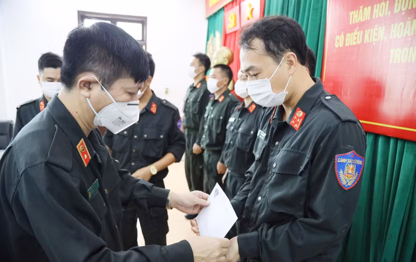 Thiếu tướng Nguyễn Ngọc Thanh, Phó Tư lệnh Bộ Tư lệnh CSCĐ tặng quà cho CBCS Trung đoàn Thủ đô Thiếu tướng Nguyễn Ngọc Thanh, Phó Tư lệnh Bộ Tư lệnh CSCĐ tặng quà cho CBCS Trung đoàn Thủ đô