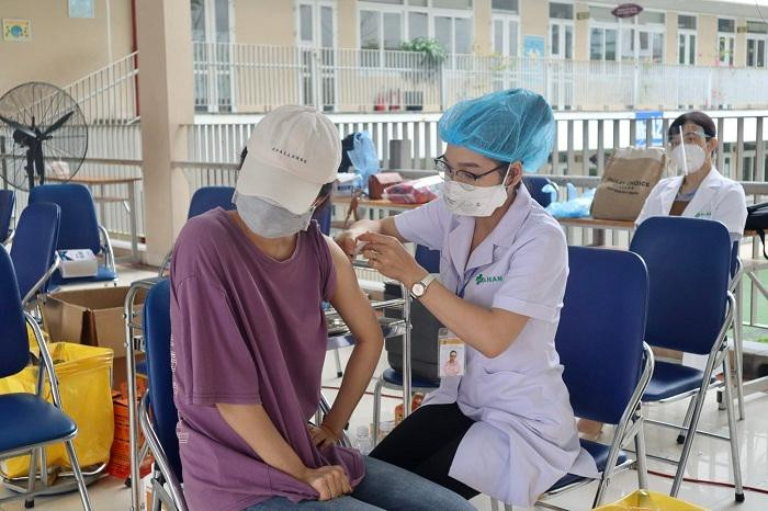 Tiêm chủng cho người dân tại phường Mễ Trì Tiêm chủng cho người dân tại phường Mễ Trì