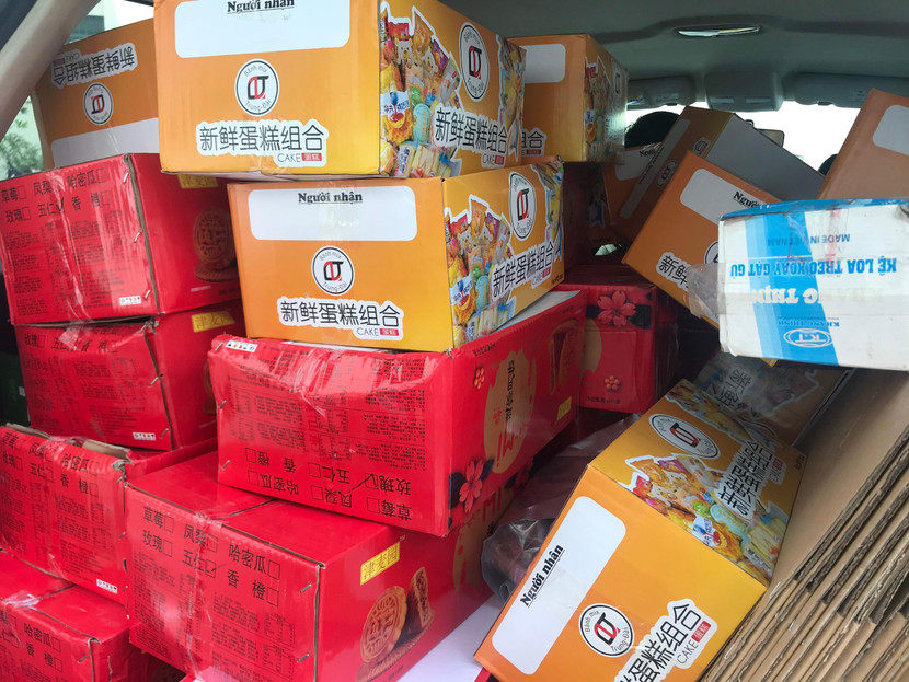 Số lượng lớn bánh Trung thu được đóng thùng in chữ nước ngoài Số lượng lớn bánh Trung thu được đóng thùng in chữ nước ngoài