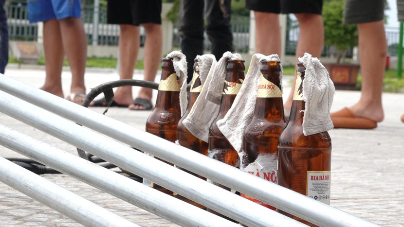 5 bom xăng được tự chế từ vỏ chai bia 5 bom xăng được tự chế từ vỏ chai bia