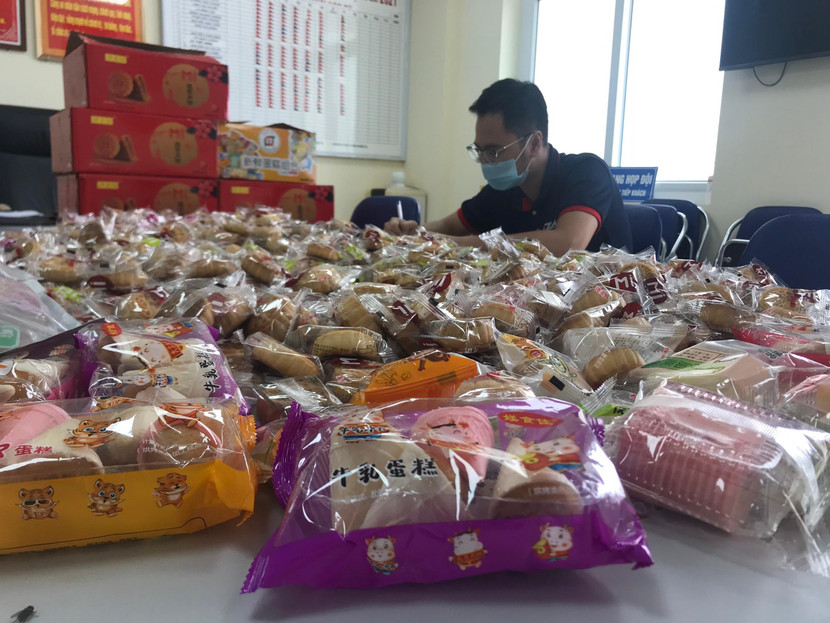 Nguyễn Văn Nam cùng số bánh Trung thu bị phát hiện thu giữ Nguyễn Văn Nam cùng số bánh Trung thu bị phát hiện thu giữ