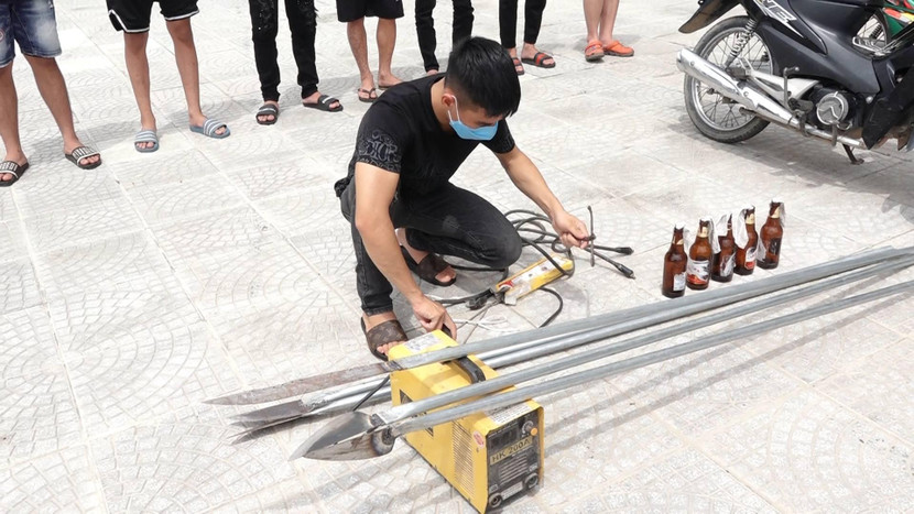 Nguyễn Văn Tuyên thực nghiệm hành vi hàn dao nhọn vào ống tuýp sắt Nguyễn Văn Tuyên thực nghiệm hành vi hàn dao nhọn vào ống tuýp sắt