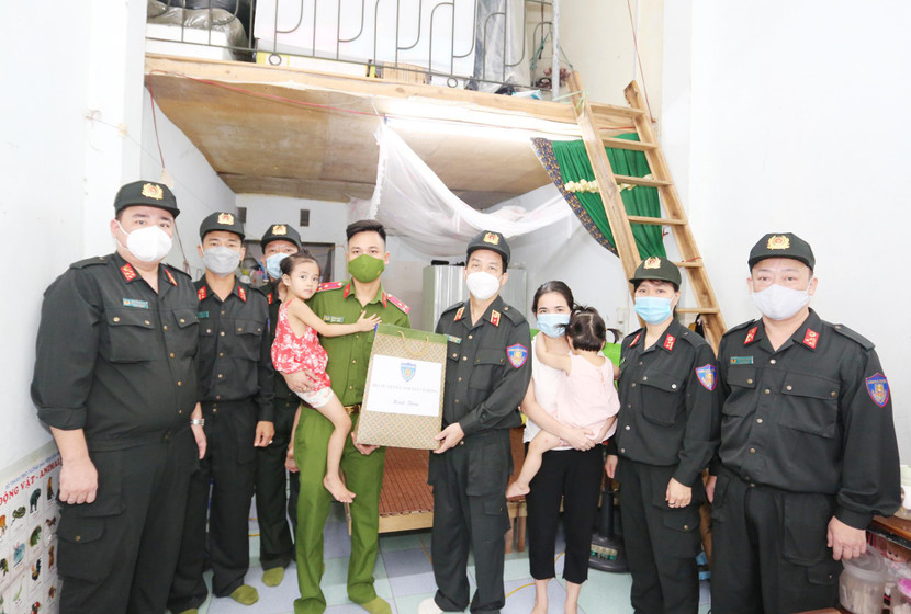 Thiếu tướng Phạm Văn Bảng, Phó Tư lệnh tặng quà gia đình Hồ Như Nhân, cán bộ Đoàn Nghi lễ CAND