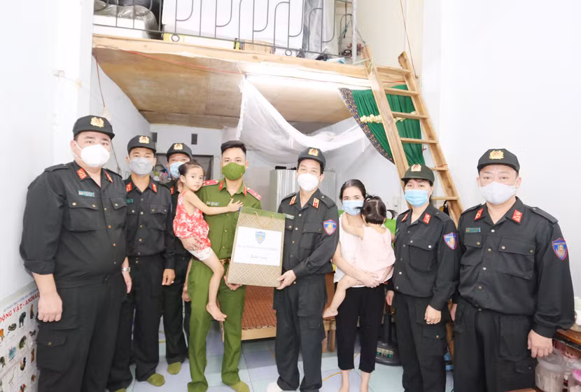 Thiếu tướng Phạm Văn Bảng, Phó Tư lệnh tặng quà gia đình Hồ Như Nhân, cán bộ Đoàn Nghi lễ CAND Thiếu tướng Phạm Văn Bảng, Phó Tư lệnh tặng quà gia đình Hồ Như Nhân, cán bộ Đoàn Nghi lễ CAND