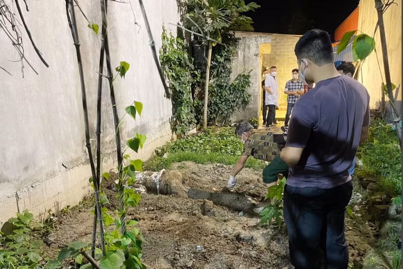 Cơ quan chức năng khám nghiệm hiện trường chôn xác N.T.D trong vườn nhà Lê Phong Toàn