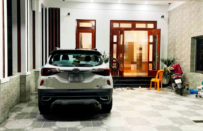 Chiếc xe ô tô bị Thiện chém gây hư hỏng