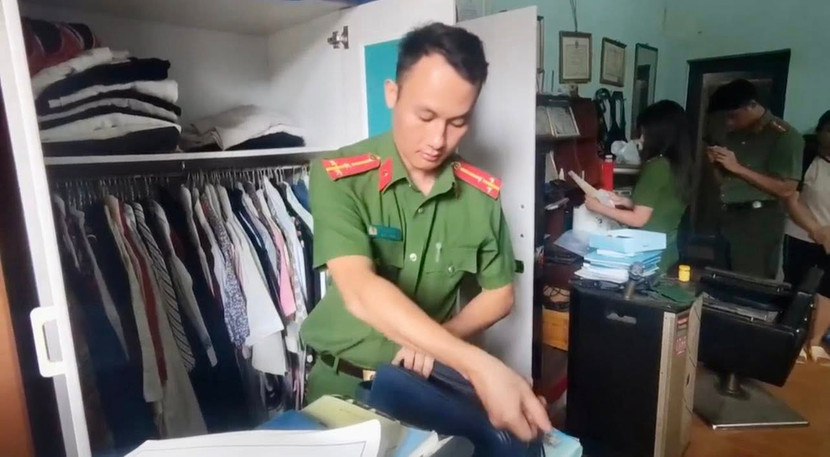 Lực lượng Công an tỉnh Điện Biên khám xét nhà Nguyễn Mạnh Tuân Lực lượng Công an tỉnh Điện Biên khám xét nhà Nguyễn Mạnh Tuân