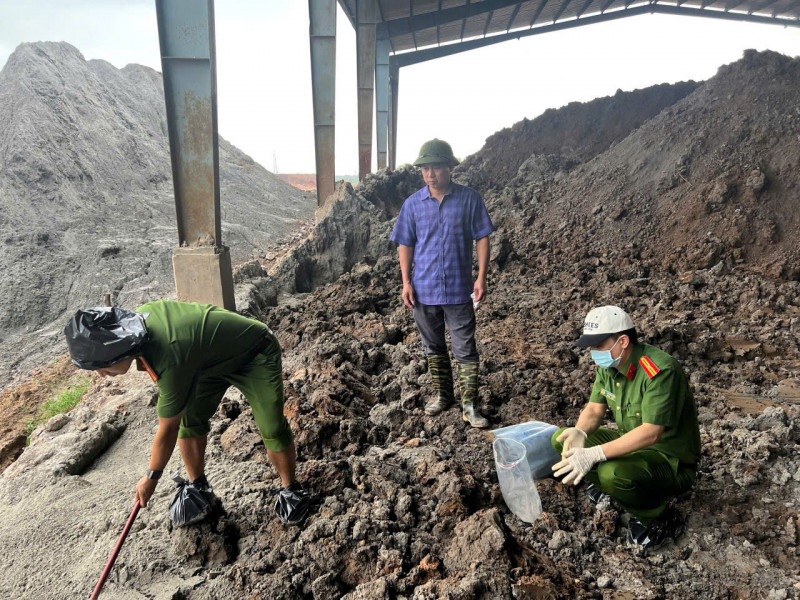 Tổ công tác Cục Cảnh sát phòng, chống tội phạm về môi trường Bộ Công an tiến hành lấy mẫu chất thải tại các địa điểm Công ty TNHH Tân Thuận Phong chôn lấp trái phép.