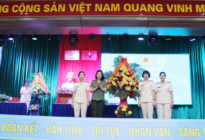 Trung tá Nguyễn Thị Vân Hạnh tặng hoa chúc mừng Đại hội Trung tá Nguyễn Thị Vân Hạnh tặng hoa chúc mừng Đại hội