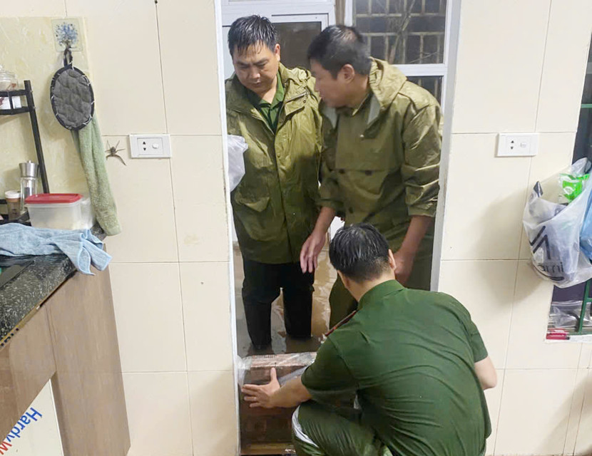 Hỗ trợ xây tường ngăn nước tại lối ra vào nhà ông Đỗ Văn Minh Hỗ trợ xây tường ngăn nước tại lối ra vào nhà ông Đỗ Văn Minh