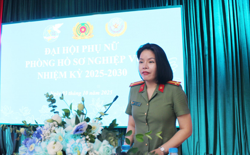Trung tá Nguyễn Thị Vân Hạnh, Phó trưởng Ban phụ nữ CATP phát biểu chỉ đạo Đại hội Trung tá Nguyễn Thị Vân Hạnh, Phó trưởng Ban phụ nữ CATP phát biểu chỉ đạo Đại hội
