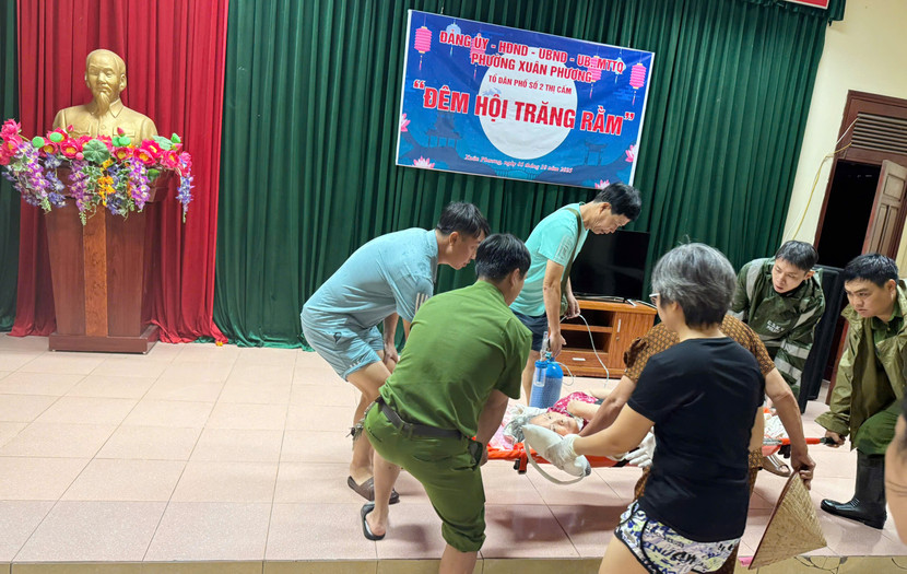 Cụ bà Thiệp đã được đưa đến nhà văn hóa tổ dân phố 2 an toàn, để gia đình tiện chăm sóc Cụ bà Thiệp đã được đưa đến nhà văn hóa tổ dân phố 2 an toàn, để gia đình tiện chăm sóc