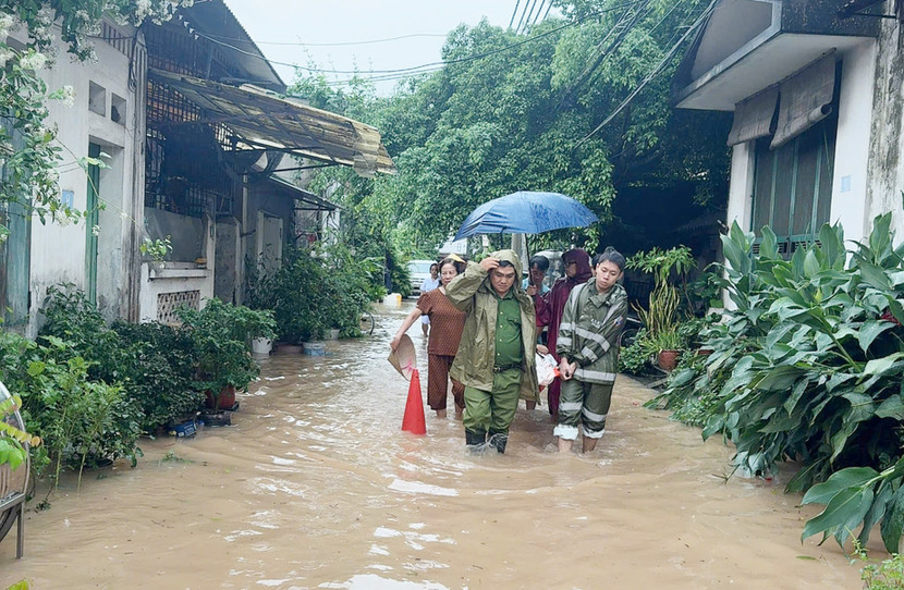 CBCS Công an phường Xuân Phương di chuyển trong nước ngập đưa cụ bà đến nơi khô ráo CBCS Công an phường Xuân Phương di chuyển trong nước ngập đưa cụ bà đến nơi khô ráo