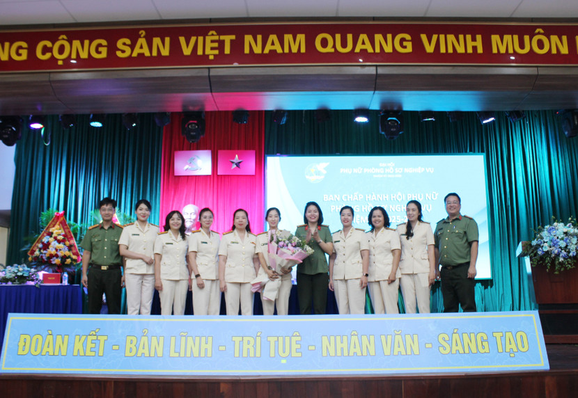 Ban Phụ nữ CATP, chỉ huy Phòng Hồ sơ nghiệp vụ tặng hoa chúc mừng Ban chấp hành Hội phụ Phòng Hồ sơ nghiệp vụ nhiệm kỳ 2025-2030 Ban Phụ nữ CATP, chỉ huy Phòng Hồ sơ nghiệp vụ tặng hoa chúc mừng Ban chấp hành Hội phụ Phòng Hồ sơ nghiệp vụ nhiệm kỳ 2025-2030