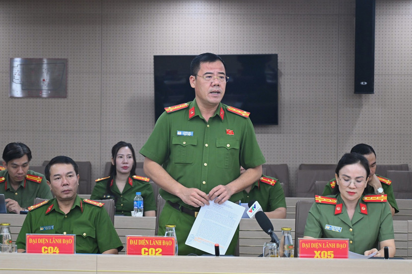 Đại tá Lê Khắc Sơn, Phó Cục trưởng Cục CSHS trao đổi với phóng viên tại họp báo Bộ Công an quý III