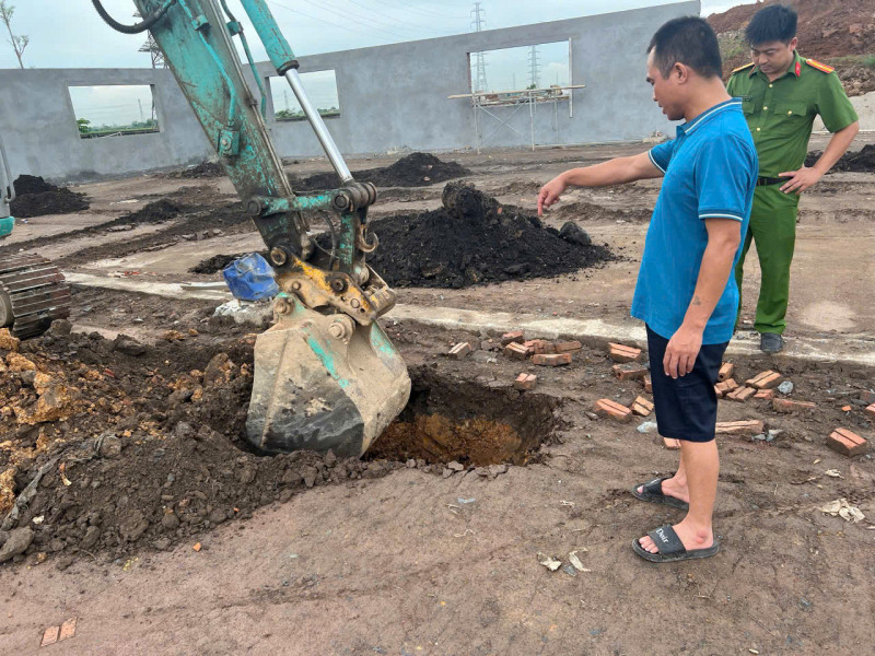 Cục Cảnh sát phòng, chống tội phạm về môi trường điều động máy xúc để khai quật các điểm chôn lấp chất thải trái phép