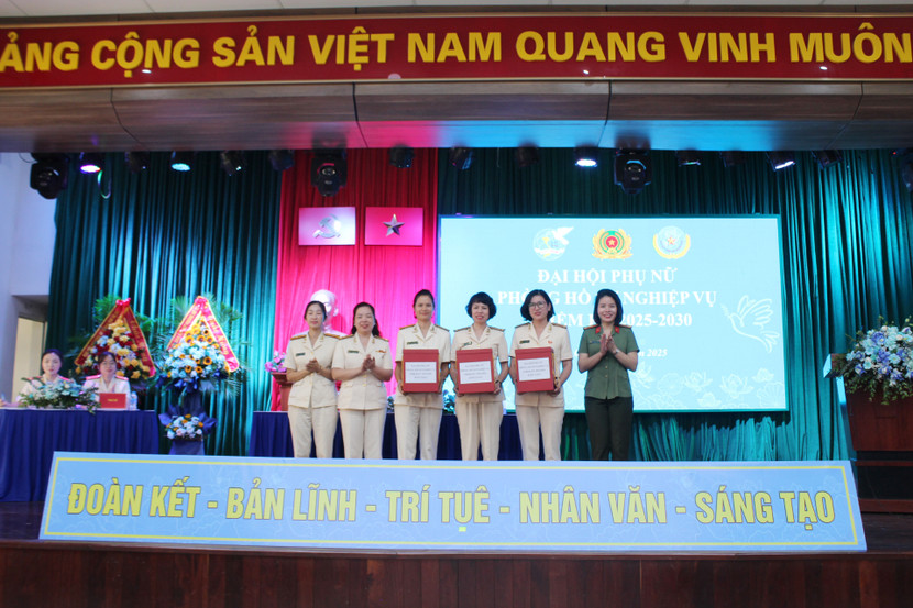 Ban Phụ nữ CATP, chỉ huy Phòng Hồ sơ nghiệp vụ tặng quà tri ân các đồng chí không tham gia Ban Chấp hành khóa mới Ban Phụ nữ CATP, chỉ huy Phòng Hồ sơ nghiệp vụ tặng quà tri ân các đồng chí không tham gia Ban Chấp hành khóa mới