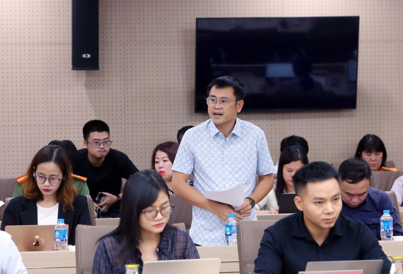 Đại diện cơ quan báo chí đặt câu hỏi tại buổi họp báo Đại diện cơ quan báo chí đặt câu hỏi tại buổi họp báo