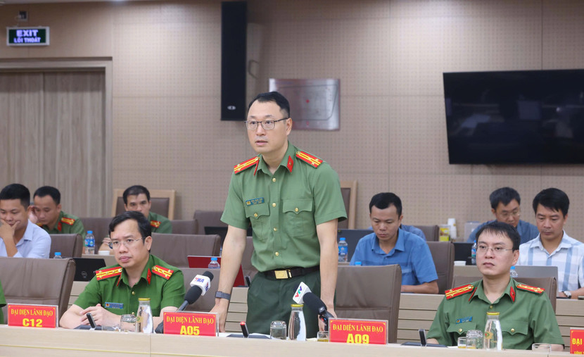 Thượng tá Triệu Mạnh Tùng, Phó Cục trưởng Cục An ninh mạng và phòng, chống tội phạm sử dụng công nghệ cao thông tin tại buổi họp báo Thượng tá Triệu Mạnh Tùng, Phó Cục trưởng Cục An ninh mạng và phòng, chống tội phạm sử dụng công nghệ cao thông tin tại buổi họp báo