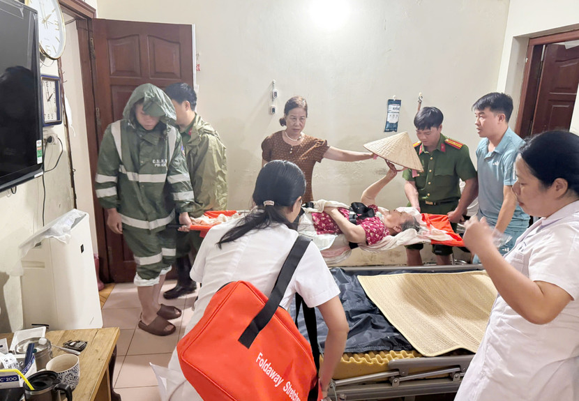 Đến nhà đưa cụ bà Nguyễn Thị Minh Thiệp đến nơi khô ráo, an toàn Đến nhà đưa cụ bà Nguyễn Thị Minh Thiệp đến nơi khô ráo, an toàn