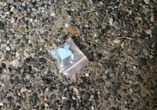 Túi ni - lon chứa ma túy tổng hợp Quỳnh thả xuống đất khi thấy tổ công tác 311 Túi ni - lon chứa ma túy tổng hợp Quỳnh thả xuống đất khi thấy tổ công tác 311