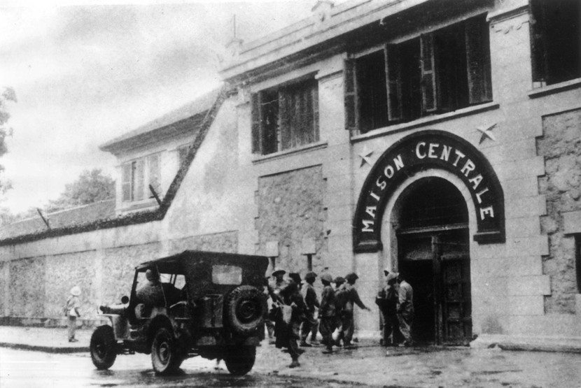 Tiếp quản nhà tù Hỏa Lò