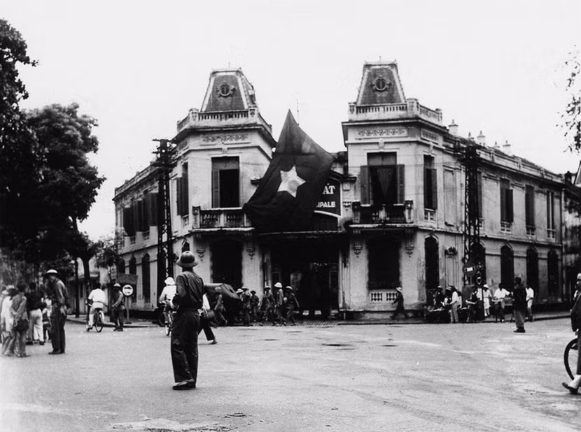 Lực lượng Công an tiếp quản Ty Cảnh sát thành phố (nay là trụ sở Công an quận Hoàn Kiếm) Lực lượng Công an tiếp quản Ty Cảnh sát thành phố (nay là trụ sở Công an quận Hoàn Kiếm)
