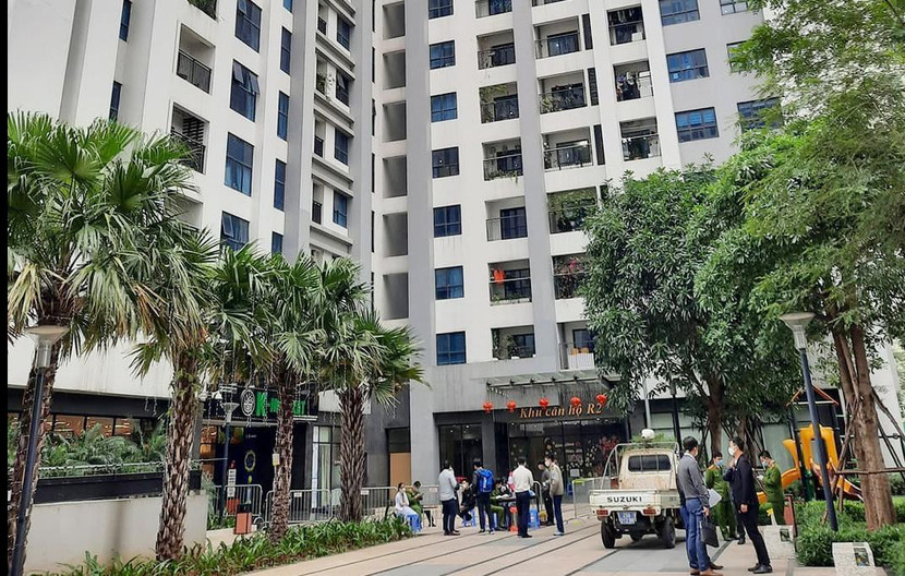 Hiện lực lượng chức năng đang phong tỏa tòa nhà R2 để đảm bảo yêu cầu phòng chống dịch Covid-19 Hiện lực lượng chức năng đang phong tỏa tòa nhà R2 để đảm bảo yêu cầu phòng chống dịch Covid-19