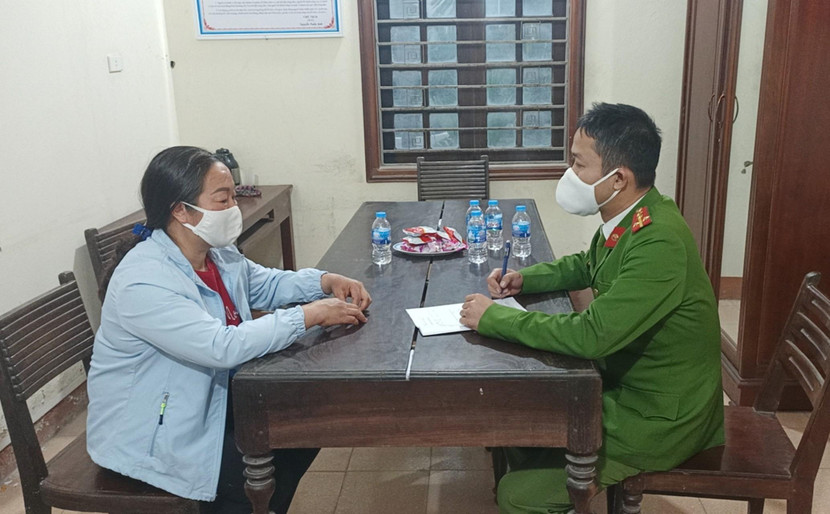 Nguyễn Thị Huệ đã chèo đò, đưa du khách đi theo lối mòn ít người biết để vào chùa Thiên Trù