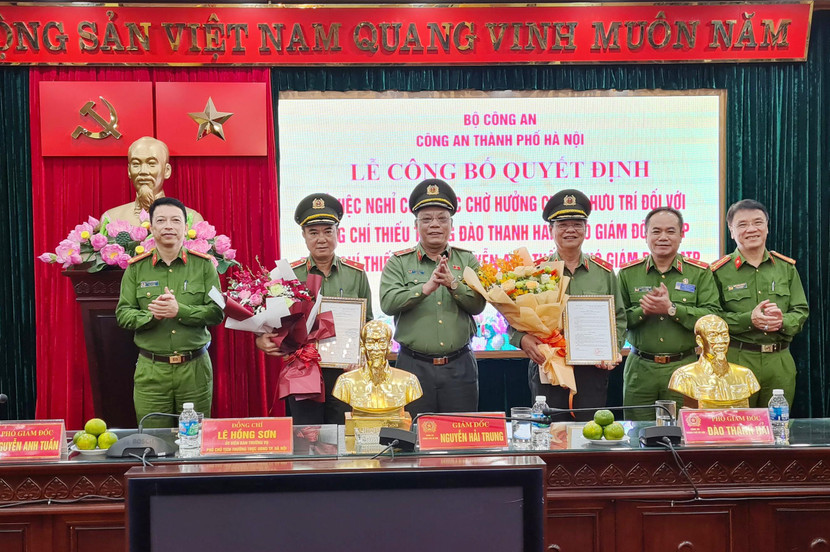 Các đồng chí trong Ban Giám đốc CATP chúc mừng 2 đồng chí đã hoàn thành xuất sắc nhiệm vụ Các đồng chí trong Ban Giám đốc CATP chúc mừng 2 đồng chí đã hoàn thành xuất sắc nhiệm vụ