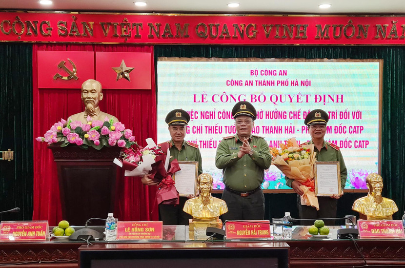 Trung tướng Nguyễn Hải Trung trao quyết định của Bộ trưởng Bộ Công an về việc nghỉ công tác chờ hưởng chế độ hưu trí đối với 2 đồng chí Phó Giám đốc Trung tướng Nguyễn Hải Trung trao quyết định của Bộ trưởng Bộ Công an về việc nghỉ công tác chờ hưởng chế độ hưu trí đối với 2 đồng chí Phó Giám đốc