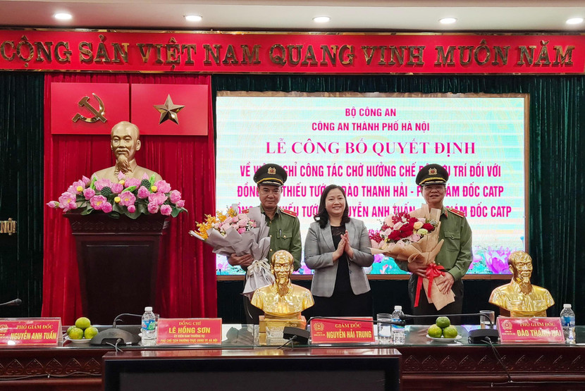 Các đồng chí đại diện HĐND và Thành ủy Hà Nội chúc mừng 2 đồng chí đã hoàn thành xuất sắc nhiệm vụ Các đồng chí đại diện HĐND và Thành ủy Hà Nội chúc mừng 2 đồng chí đã hoàn thành xuất sắc nhiệm vụ