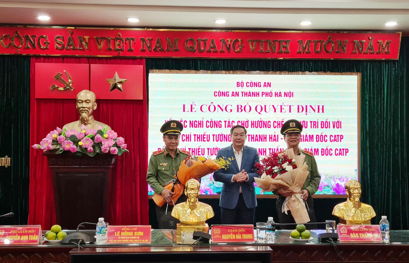 Đồng chí Lê Hồng Sơn, Ủy viên Ban Thường vụ Thành ủy, Phó Chủ tịch thường trực UBND TP Hà Nội chúc mừng 2 đồng chí đã hoàn thành xuất sắc nhiệm vụ Đồng chí Lê Hồng Sơn, Ủy viên Ban Thường vụ Thành ủy, Phó Chủ tịch thường trực UBND TP Hà Nội chúc mừng 2 đồng chí đã hoàn thành xuất sắc nhiệm vụ