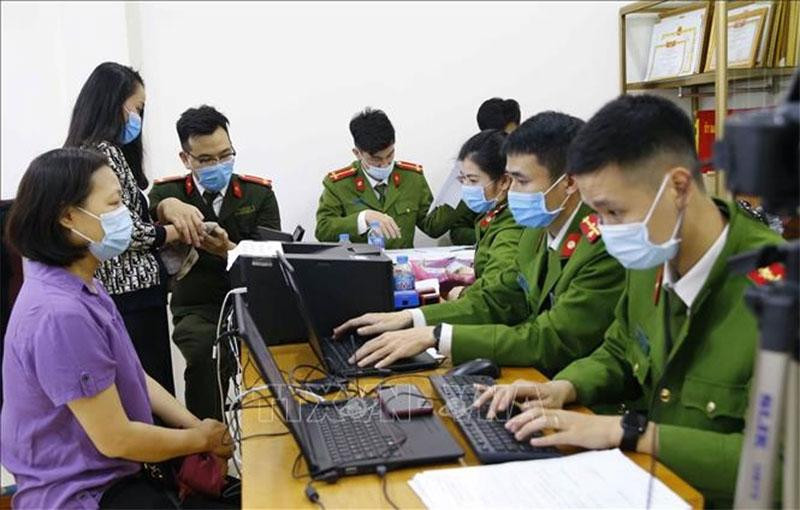 Công an thành phố Hà Nội qua cấp CCCD đã triển khai cấp định danh điện tử cho công dân