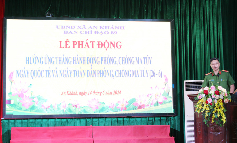 Cán bộ Đội CSĐT TP về kinh tế, ma túy tuyên truyền về tác hại của ma túy