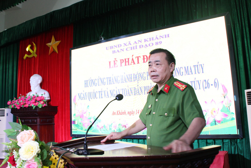 Thượng tá Nguyễn Ngọc Mẽ, Trưởng CAH Hoài Đức, Cơ quan Thường trực Ban chỉ đạo 89 phát biểu tại lễ ra quân