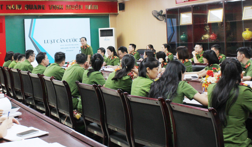 Trung tá Nguyễn Trà Giang, giảng viên trường Cao đẳng Cảnh sát nhân dân 1 báo cáo 3 chuyên đề tập huấn nghiệp vụ