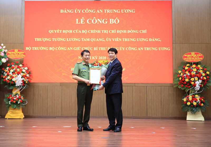 Thường trực Ban Bí thư Lương Cường trao quyết định của Bộ Chính trị chỉ định Thượng tướng Lương Tam Quang, Ủy viên Trung ương Đảng, Bộ trưởng Bộ Công an giữ chức Bí thư Đảng uỷ Công an Trung ương nhiệm kỳ 2020 - 2025 Thường trực Ban Bí thư Lương Cường trao quyết định của Bộ Chính trị chỉ định Thượng tướng Lương Tam Quang, Ủy viên Trung ương Đảng, Bộ trưởng Bộ Công an giữ chức Bí thư Đảng uỷ Công an Trung ương nhiệm kỳ 2020 - 2025