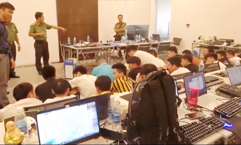 Lực lượng công an bắt giữ nhóm đối tượng do người nước ngoài cầm đầu thực hiện hành vi phạm tội tại Việt Nam Lực lượng công an bắt giữ nhóm đối tượng do người nước ngoài cầm đầu thực hiện hành vi phạm tội tại Việt Nam