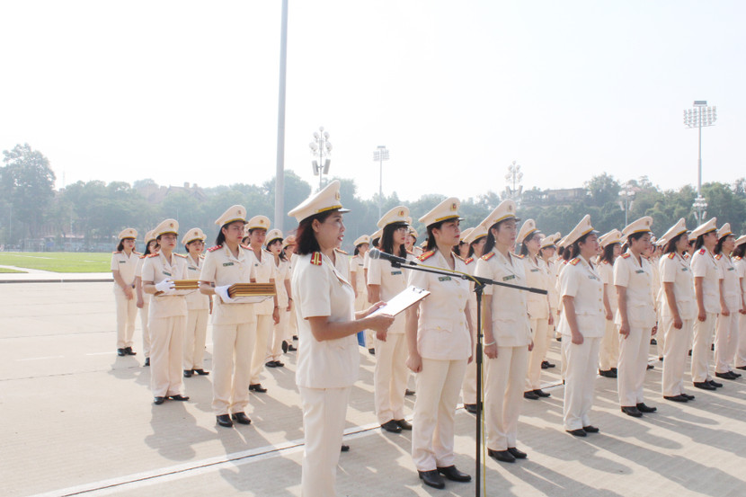 Trung tá Nguyễn Thị Thủy, Chủ tịch Hội phụ nữ CAQ Bắc Từ Liêm thay mặt chị em phụ nữ CAQ báo cáo những kết quả công tác đã đạt được Trung tá Nguyễn Thị Thủy, Chủ tịch Hội phụ nữ CAQ Bắc Từ Liêm thay mặt chị em phụ nữ CAQ báo cáo những kết quả công tác đã đạt được