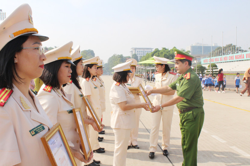 Đại tá Lê Đức Hùng, Bí thư Đảng ủy, Trưởng CAQ tặng Giấy khen của CAQ cho 10 hội viên phụ nữ CAQ có thành tích xuất sắc Đại tá Lê Đức Hùng, Bí thư Đảng ủy, Trưởng CAQ tặng Giấy khen của CAQ cho 10 hội viên phụ nữ CAQ có thành tích xuất sắc