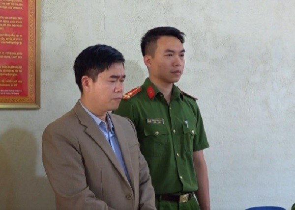 Cơ quan CSĐT thi hành lệnh bắt tạm giam với ông Trần Ngọc Hà Cơ quan CSĐT thi hành lệnh bắt tạm giam với ông Trần Ngọc Hà