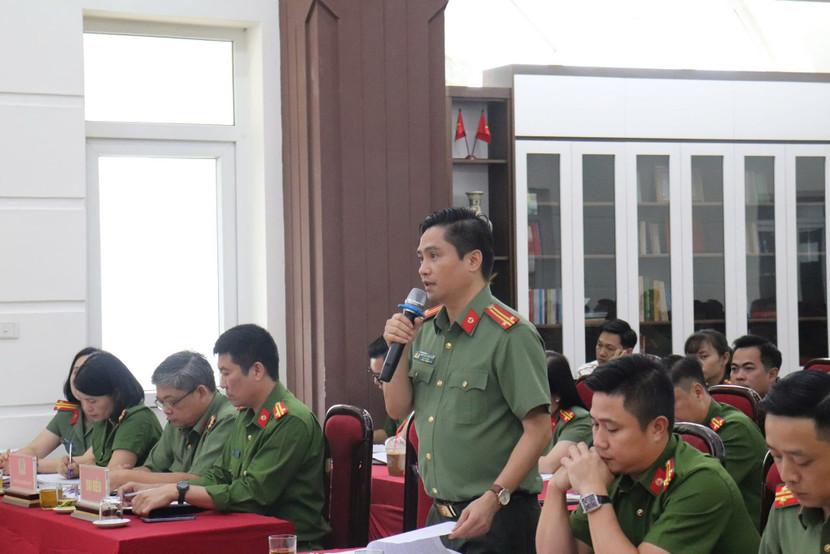 Chỉ huy Đội Chính trị hậu cần giải đáp câu hỏi về lĩnh vực phụ trách